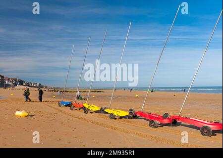 Frankreich, Calvados (14), Cabourg, Sandyachten am Strand Stockfoto