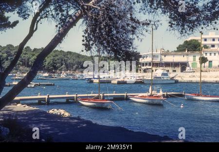 1981 Archivfoto von Ferienwohnungen und Villen in Porto Petro auf Mallorca auf den Balearen im Mittelmeer, Spanien. Stockfoto