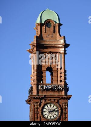 Der Uhrenturm des Kimpton Clocktower Hotel, ein 4-Sterne-Hotel in der Oxford St, Manchester M60 7HA, vor einem blauen Himmel Stockfoto