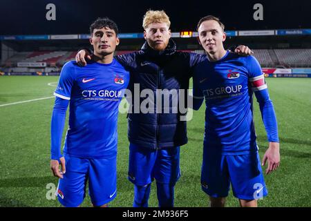 OSS, NIEDERLANDE - JANUAR 16: Die Goalscores Sem Dekkers von Jong AZ, Mexx Meerdink von Jong AZ, Fedde de Jong AZ, c) von Jong AZ während des niederländischen Keukenkampioendivisie-Spiels zwischen TOP Oss und Jong AZ im Frans Heesen Stadion am 16. Januar 2023 in Oss, Niederlande (Foto von Rene Nijhuis/Orange Pictures) Stockfoto