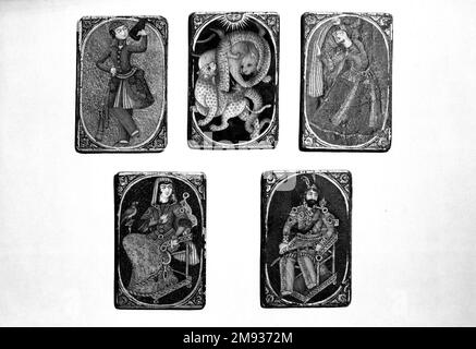 Bibi oder Queen Spielkarte für das Spiel von NAS Bibi oder Queen Spielkarte für das Spiel von NAS, Mitte des 19. Jahrhunderts. Tinte, lichtundurchlässige Aquarelle und Gold auf Holz oder papiermâché unter lackiertem Lack, 2 3/8 x 1 9/16 Zoll (6,0 x 4,0 cm). Der vollständige Kartensatz für das nas-Spiel enthält zwanzig Karten mit jeweils vier von fünf Anzügen. Die Anzüge sind der König, die Königin, die Coulis, oder Tänzer, der Serbaz, Oder ein Soldat, und das As, oder Ass, in Form eines Löwen und Tigers, der von einem Schlangen-Drachen verschlungen wird. Kunst der islamischen Welt Mitte des 19. Jahrhunderts Stockfoto