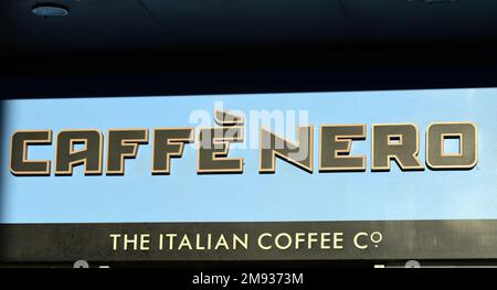 Caffè Nero-Schild, ein britisches Kaffeehaus im italienischen Stil, in Market Street, Manchester, England, Großbritannien. Stockfoto