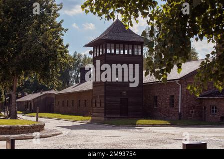 Juni 15 2022: Oswiecim, Auschwitz, Polen. Turm der nazistischen Wache im Konzentrationslager Auschwitz Birkenau. Stockfoto