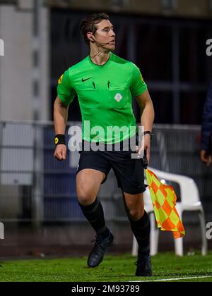 OSS, NIEDERLANDE - JANUAR 16: Stellvertretender Schiedsrichter Michael Osseweijer während des niederländischen Keukenkampioendivisie-Spiels zwischen TOP Oss und Jong AZ am 16. Januar 2023 im Frans Heesen Stadion in Oss, Niederlande (Foto von Rene Nijhuis/Orange Pictures) Stockfoto