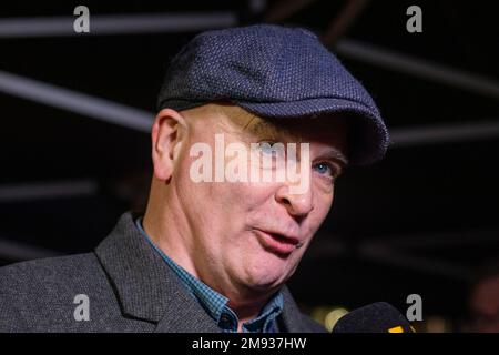 WHITEHALL, LONDON, 16. Januar 2023, Mick Lynch, bevor er eine Protestrede hielt, da die Mindestservicestandards während des Streiks in die zweite Lesung gehen. Kredit: Lucy North/Alamy Live News Stockfoto