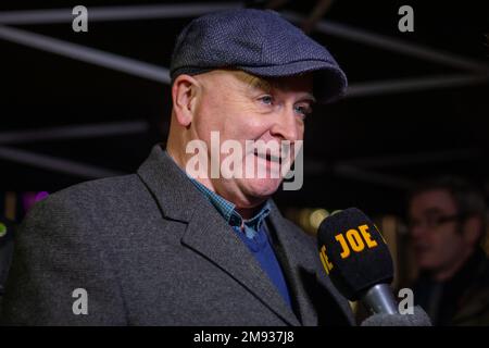 WHITEHALL, LONDON, 16. Januar 2023, Mick Lynch, bevor er eine Protestrede hielt, da die Mindestservicestandards während des Streiks in die zweite Lesung gehen. Kredit: Lucy North/Alamy Live News Stockfoto