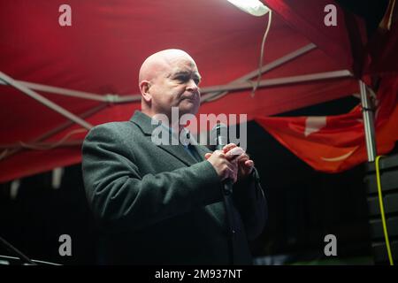 WHITEHALL, LONDON, 16. Januar 2023, hält Mick Lynch, Generalsekretär der Eisenbahn-, See- und Verkehrsunion (RMT), eine Protestrede, da die Mindestdienstleistungsniveaus während des Streikgesetzes in die zweite Lesung gehen. Kredit: Lucy North/Alamy Live News Stockfoto