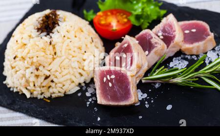 Thunfisch-Tataki mit Reis Stockfoto