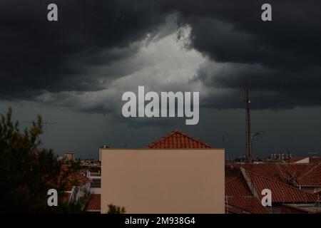 Rio Claro, Brasilien. 16. Januar 2023. Sturmwolken am Himmel von Rio Claro, Sao Paulo, Brasilien, am 16. Januar 2023. (Foto: Igor do Vale/Sipa USA) Guthaben: SIPA USA/Alamy Live News Stockfoto