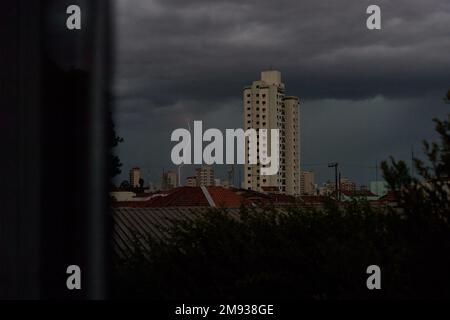 Rio Claro, Brasilien. 16. Januar 2023. Blitze zwischen Sturmwolken am Himmel von Rio Claro, Sao Paulo, Brasilien, am 16. Januar 2023. (Foto: Igor do Vale/Sipa USA) Guthaben: SIPA USA/Alamy Live News Stockfoto