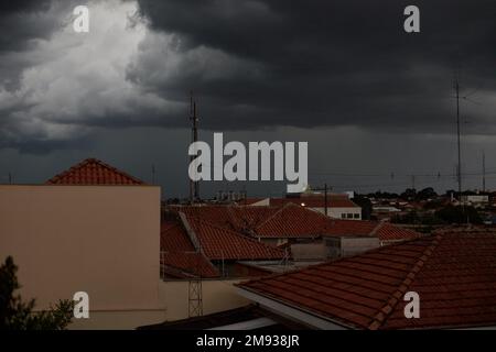 Rio Claro, Brasilien. 16. Januar 2023. Sturmwolken am Himmel von Rio Claro, Sao Paulo, Brasilien, am 16. Januar 2023. (Foto: Igor do Vale/Sipa USA) Guthaben: SIPA USA/Alamy Live News Stockfoto