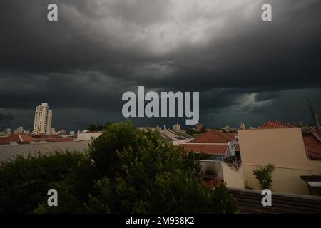 Rio Claro, Brasilien. 16. Januar 2023. Sturmwolken am Himmel von Rio Claro, Sao Paulo, Brasilien, am 16. Januar 2023. (Foto: Igor do Vale/Sipa USA) Guthaben: SIPA USA/Alamy Live News Stockfoto