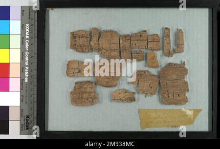 Papyrus-Fragmente, die in griechische oder koptische Papyrus-Fragmente mit griechischer oder koptischer Inschrift eingraviert sind, 395-642 C.E. Papyrus, Tinte, Glas: 8 7/16 x 11 1/4 cm (21,5 x 28,5 cm). Ägyptische, klassische, antike nahe östliche Kunst 395-642 C.E. Stockfoto