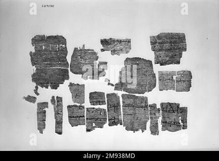 Papyrus-Fragmente, die in griechische oder koptische Papyrus-Fragmente mit griechischer oder koptischer Inschrift eingraviert sind, 395-642 C.E. Papyrus, Tinte, Glas: 8 7/16 x 11 1/4 cm (21,5 x 28,5 cm). Ägyptische, klassische, antike nahe östliche Kunst 395-642 C.E. Stockfoto