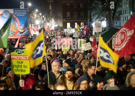 WHITEHALL, LONDON, 16. Januar 2023, Demonstranten als Mindestdienstleistungsniveau während des Streiks-Gesetzes geht in die zweite Lesung im Parlament. Kredit: Lucy North/Alamy Live News Stockfoto