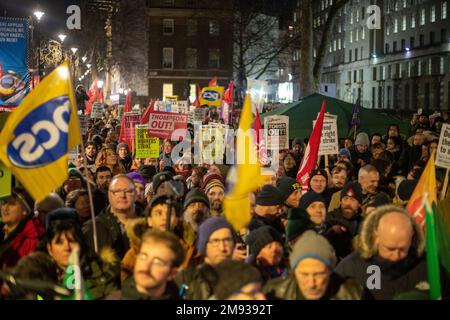 WHITEHALL, LONDON, 16. Januar 2023, Demonstranten als Mindestdienstleistungsniveau während des Streiks-Gesetzes geht in die zweite Lesung im Parlament. Kredit: Lucy North/Alamy Live News Stockfoto