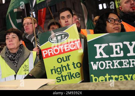 WHITEHALL, LONDON, 16. Januar 2023, RMT-Demonstranten, da die Mindeststandards für den Service während des Streiks-Gesetzes in die zweite Lesung im Parlament gehen. Kredit: Lucy North/Alamy Live News Stockfoto