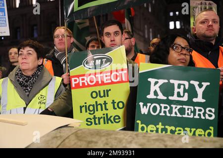 WHITEHALL, LONDON, 16. Januar 2023, RMT-Demonstranten, da die Mindeststandards für den Service während des Streiks-Gesetzes in die zweite Lesung im Parlament gehen. Kredit: Lucy North/Alamy Live News Stockfoto