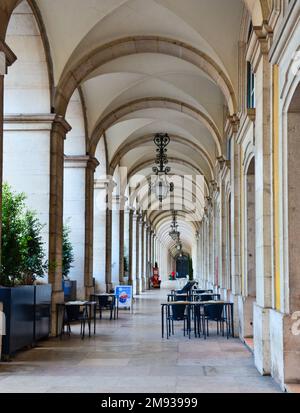 Praca do Comercio, Geschäfte und Restaurants im Viertel Baixa. Lissabon, Portugal. November 2022. Stockfoto
