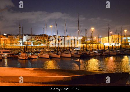 Bom Sucesso Marina im Viertel Belem. Marina in Lissabon, Portugal bei Nacht. November 2022. Stockfoto