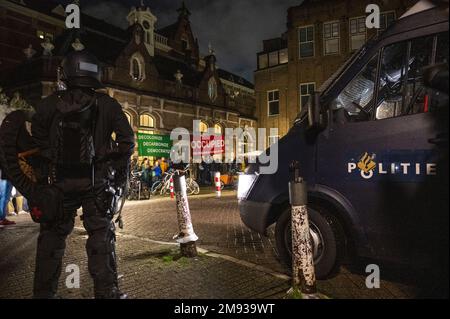 AMSTERDAM - die Polizei greift bei der Besetzung der Universität Amsterdam durch Dutzende von Klimaschutzaktivisten ein. Vor dem ehemaligen Academic Club gibt es Demonstranten, aber auch Aktivisten sind in das UVA-Gebäude eingebrochen. Die Demonstrantengruppe verlangt, dass die UVA nicht mehr mit Shell arbeitet. ANP EVERT ELZINGA niederlande raus - belgien raus Stockfoto