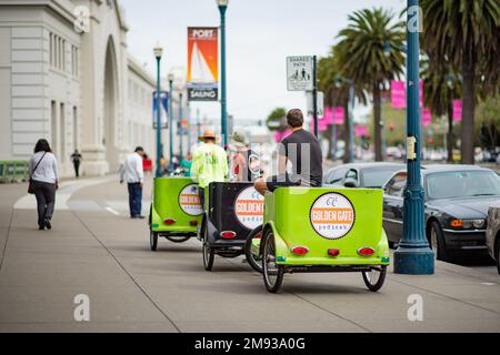 SAN FRANCISCO, USA - APRIL 2016: Junge Fahrer warten auf Kunden in der Innenstadt von San Francisco, USA. Stockfoto