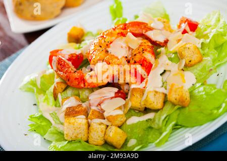 Caesar Salat mit Garnelen Stockfoto