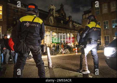 AMSTERDAM - die Polizei greift bei der Besetzung der Universität Amsterdam durch Dutzende von Klimaschutzaktivisten ein. Vor dem ehemaligen Academic Club gibt es unter anderem Demonstranten, aber auch Aktivisten sind in das UVA-Gebäude eingebrochen. Die Demonstrantengruppe verlangt, dass die UVA nicht mehr mit Shell arbeitet. ANP EVERT ELZINGA niederlande raus - belgien raus Stockfoto