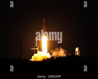 Cape Canaveral, Florida, USA. 15. Januar 2023. SpaceX startete einen Falcon Heavy Secret Air Force Launh vom LC-39A Kennedy Space Center 8 Minuten nach dem Start landeten die beiden Hauptbooster in der Cape Canaveral Space Force Station um LZ1 und LZ2 Credit: Julian Leek/Alamy Live News Stockfoto