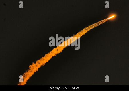 Cape Canaveral, Florida, USA. 15. Januar 2023. SpaceX startete einen Falcon Heavy Secret Air Force Launh vom LC-39A Kennedy Space Center 8 Minuten nach dem Start landeten die beiden Hauptbooster in der Cape Canaveral Space Force Station um LZ1 und LZ2 Credit: Julian Leek/Alamy Live News Stockfoto