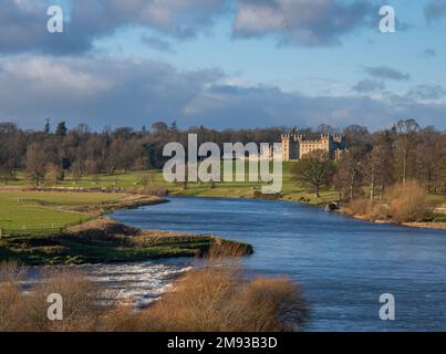 Schottland, Kelso Ein Blick auf den Fluss Tweed in Richtung Floors Castle in der Ferne bei Kelso in der schottischen Grenze, Schottland. UK. Abbildung P Stockfoto