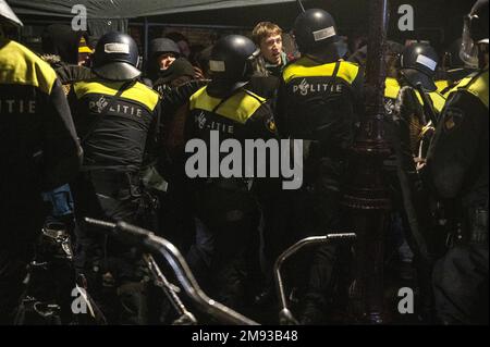 AMSTERDAM - die Polizei greift bei der Besetzung der Universität Amsterdam durch Dutzende von Klimaschutzaktivisten ein. Vor dem ehemaligen Academic Club gibt es Demonstranten, aber auch Aktivisten sind in das UVA-Gebäude eingebrochen. Die Demonstrantengruppe verlangt, dass die UVA nicht mehr mit Shell arbeitet. ANP EVERT ELZINGA niederlande raus - belgien raus Stockfoto