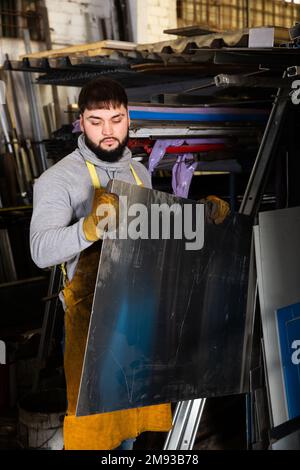Professioneller Arbeiter arbeitet im Fabrikproduktionslager Stockfoto