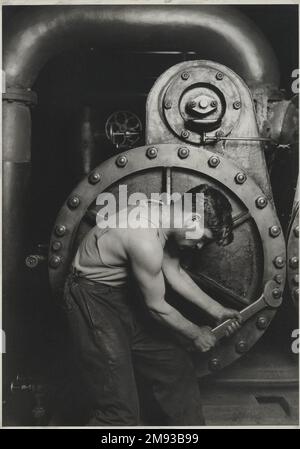 Power House Mechanic Lewis Wickes Hine (Amerikanisch, 1874-1940). , 1920-1921. Foto: Gelatine Silver, Bild: 13 1/2 x 9 1/2 cm (34,3 x 24,1 cm). Die saubere Muskulatur und präzise Industriestruktur, die Lewis Hine von Power House Mechanic präsentiert hat, veranschaulicht den Wandel des Fotografen im Jahr 1919 von einem knackigen Dokumentarstil zu dem, was er als "interpretive Fotografie" bezeichnete Ein Ansatz, der darauf abzielte, das Ansehen der Industriearbeiter zu erhöhen, die durch die von ihnen betriebenen massiven Maschinen immer mehr geschmälert wurden. Trotz seiner Sorge um den Arbeiter verwendet Hine handverlesene und exakt positionierte Modelle Stockfoto