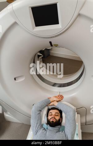 Der Patient liegt auf dem Computertomographiebett und der Lunge zur Diagnose von Lungenkrebs in der medizinischen Klinik. CT-Röntgenuntersuchung des Lungenkarzinoms in der Medizin Stockfoto