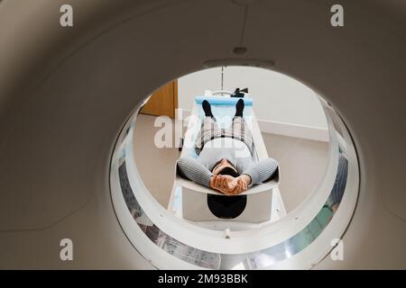 CT-Röntgenuntersuchung des Lungenkarzinoms in der medizinischen Klinik. Der Patient liegt auf dem Computertomographiebett und scannt die Lungen für die Diagnose von Lungenkrebs in der Medizin Stockfoto