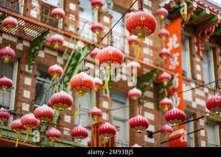 SAN FRANCISCO, USA - APRIL 2016: Wunderschöne rote chinesische Laternen in Chinatown in San Francisco, Kalifornien, USA Stockfoto