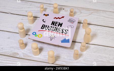 Neue Einstellung Neues Ergebnis. Männerschrift auf der Tafel. Stockfoto