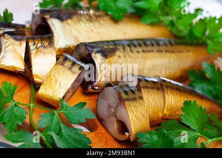 Appetitlich geschnittene geräucherte Makrele mit Petersilie aus der Nähe Stockfoto