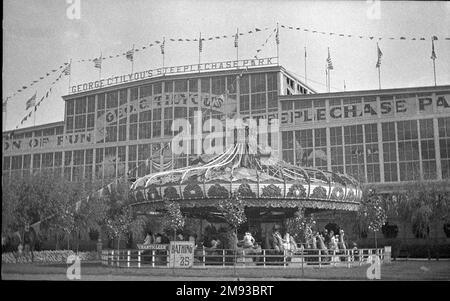 Blick auf Coney Island Eugene Wemlinger. Blick auf Coney Island, 1903. Zellulosenitrat negativ, 6 x 3 3/4 Zoll (15,2 x 9,5 cm). Nachdem er dazu beigetragen hatte, einige der weit verbreiteten Kriminalitäts- und Korruptionsdelikte von Coney zu stürzen, die in den 1880er und Anfang der 1890er Jahre durch die Vorliebe des örtlichen Polizeichefs John McKane für Wahlmanipulationen und seine Unterstützung von Glücksspiel und Prostitution verkörpert wurden Peter Tilyou Sohn George hat seine weitläufigen Konzessionen in der Gegend kombiniert und 1897 den Steeplechase Park am Strand zwischen der sechzehnten West Street und der neunzehnten West Street eröffnet. Inspiriert von der Kolumbianischen Weltausstellung in Chicago i. Stockfoto