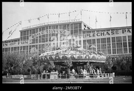 Blick auf Coney Island Eugene Wemlinger. Blick auf Coney Island, 1903. Zellulosenitrat negativ, 6 x 3 3/4 Zoll (15,2 x 9,5 cm). Nachdem er dazu beigetragen hatte, einige der weit verbreiteten Kriminalitäts- und Korruptionsdelikte von Coney zu stürzen, die in den 1880er und Anfang der 1890er Jahre durch die Vorliebe des örtlichen Polizeichefs John McKane für Wahlmanipulationen und seine Unterstützung von Glücksspiel und Prostitution verkörpert wurden Peter Tilyou Sohn George hat seine weitläufigen Konzessionen in der Gegend kombiniert und 1897 den Steeplechase Park am Strand zwischen der sechzehnten West Street und der neunzehnten West Street eröffnet. Inspiriert von der Kolumbianischen Weltausstellung in Chicago i. Stockfoto