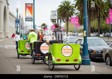 SAN FRANCISCO, USA - APRIL 2016: Junge Fahrer warten auf Kunden in der Innenstadt von San Francisco, USA. Stockfoto