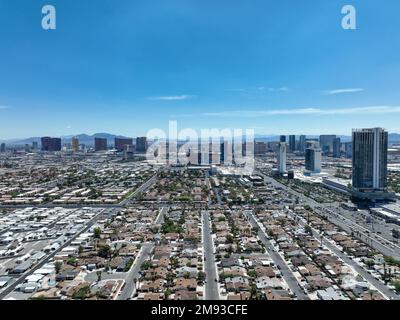 Blick aus der Vogelperspektive über die städtischen Vorstädte von Las Vegas Nevada mit Straßen, Dächern und Häusern, Las Vegas, USA. 15. November 2022 Stockfoto