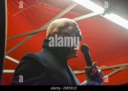 London, Großbritannien. 16. Januar 2023 Matt Wrack, Generalsekretär der Feuerwehr-Gewerkschaft, hält eine Rede. Verschiedene Gewerkschaften und ihre Mitglieder veranstalteten eine Kundgebung außerhalb der Downing Street, um auf die Pläne der britischen Regierung für ein neues Gesetz zur Beschränkung von Streiks zu reagieren. Kredit: Vuk Valcic/Alamy Live News Stockfoto