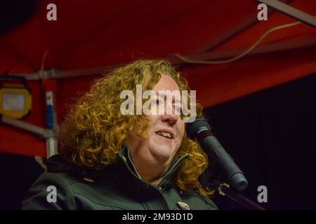 London, Großbritannien. 16. Januar 2023 Fran Heathcote, Präsident von PCS (Public and Commercial Services Union), hält eine Rede. Verschiedene Gewerkschaften und ihre Mitglieder veranstalteten eine Kundgebung vor der Downing Street, während die britische Regierung ein neues Gesetz zur Beschränkung von Streiks plant. Kredit: Vuk Valcic/Alamy Live News Stockfoto