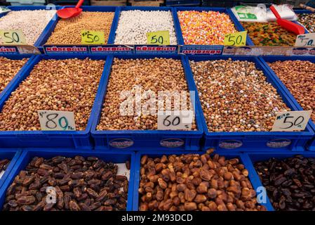 Bursa, Türkei Mai 22 2022: Getrocknete Früchte und Nüsse auf dem lokalen Open-Air-Lebensmittelmarkt, unhygienische Open-Air-Lebensmittelmärkte Stockfoto