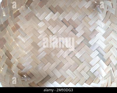 Bambusmatte in einem Holzkasten isoliert auf weißem Hintergrund Stockfoto