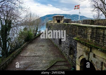 San Sebastian, Spanien - 29. Dezember 2022: Castillo de la Mota, die Festung von San Sebastian, auf dem Berg Urgull. Stockfoto