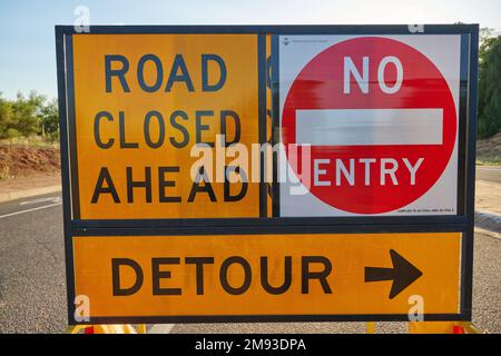 Straße gesperrt, kein Einstieg und Umleitungsschilder auf Ranfurly Way, Merbein, Victoria, Australien. Stockfoto