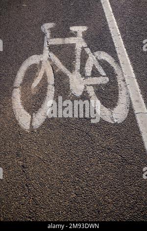 Fahrradsymbol auf der Straßenoberfläche, Mildura, Victoria, Australien. Stockfoto